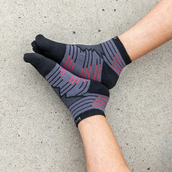 Toe socks Run Socks είναι σχεδιασμένες να προσφέρουν ελευθερία κίνησης στα δάκτυλα των ποδιών, τεχνικές κάλτσες τρεξίματος - running shop