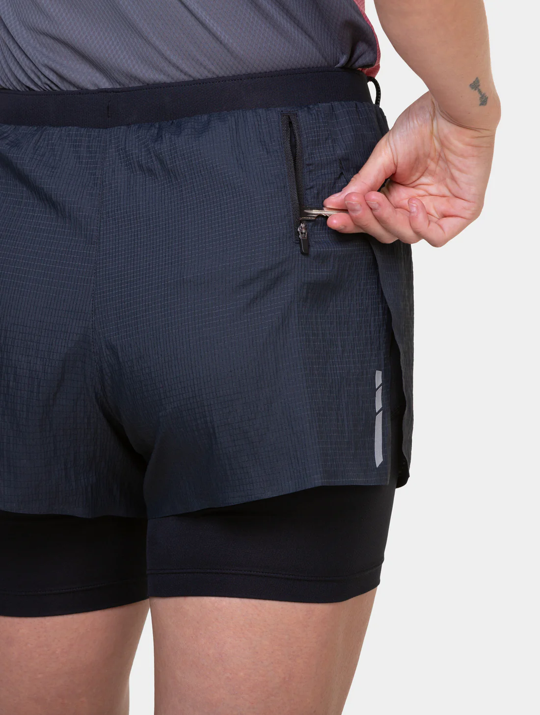 RONHILL Wmn's Tech Marathon Twin Short R009 All Black - Image 4