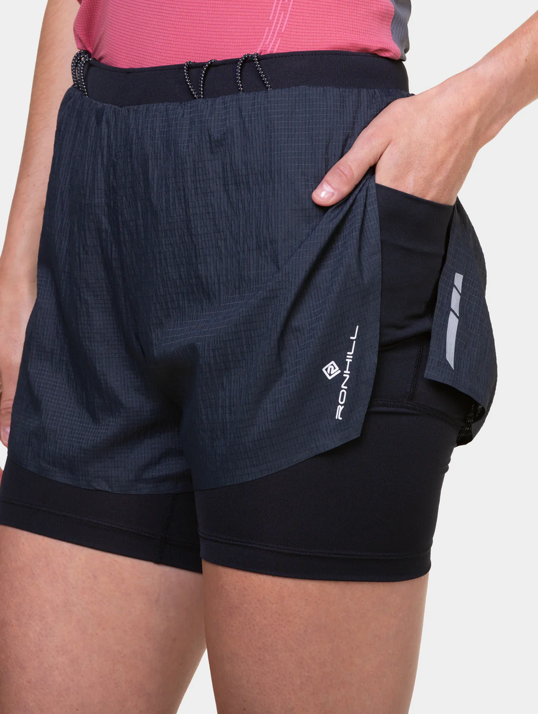 RONHILL Wmn's Tech Marathon Twin Short R009 All Black - Image 3