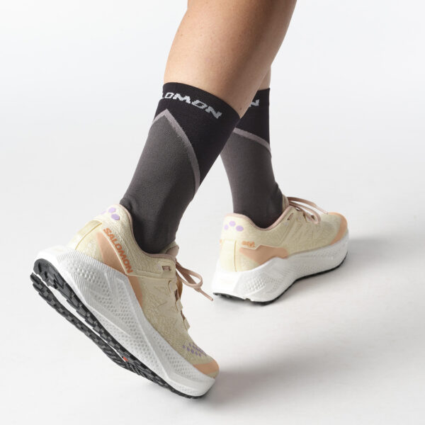 SALOMON GRAVEL RUNNING - AERO AERO GLIDE 3 GRVL W SHORTBREAD / WHITE / FUSION CORAL - Image 8